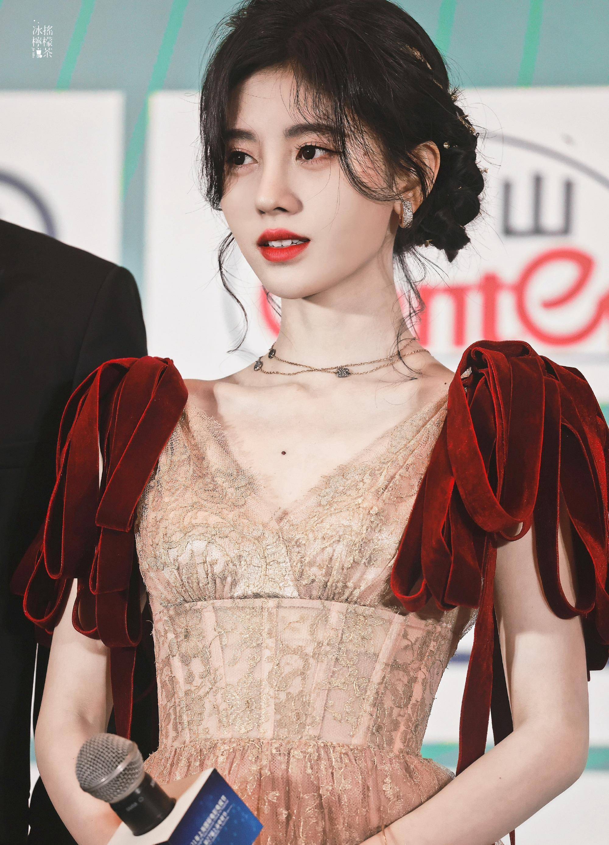 白玉兰颁奖典礼活动现场明星状态,鞠婧祎倪妮造型惊艳,谭松韵曾舜晞