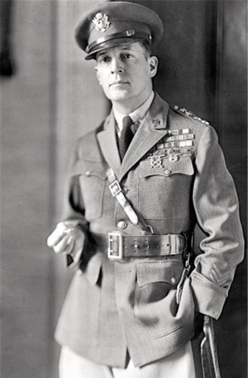 美国五星上将麦克阿瑟升职记:妻子被上司看上,是一种什么滋味?