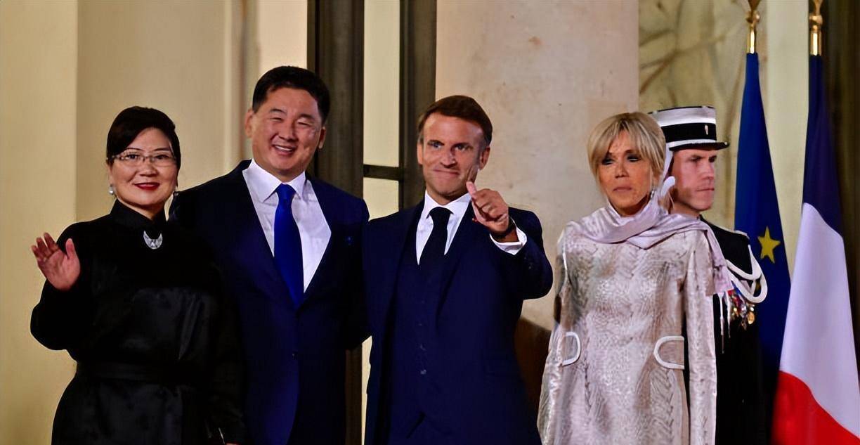 2,蒙古第一夫人:传统服饰,富丽堂皇蒙古一号夫人选择了传统的深色礼服