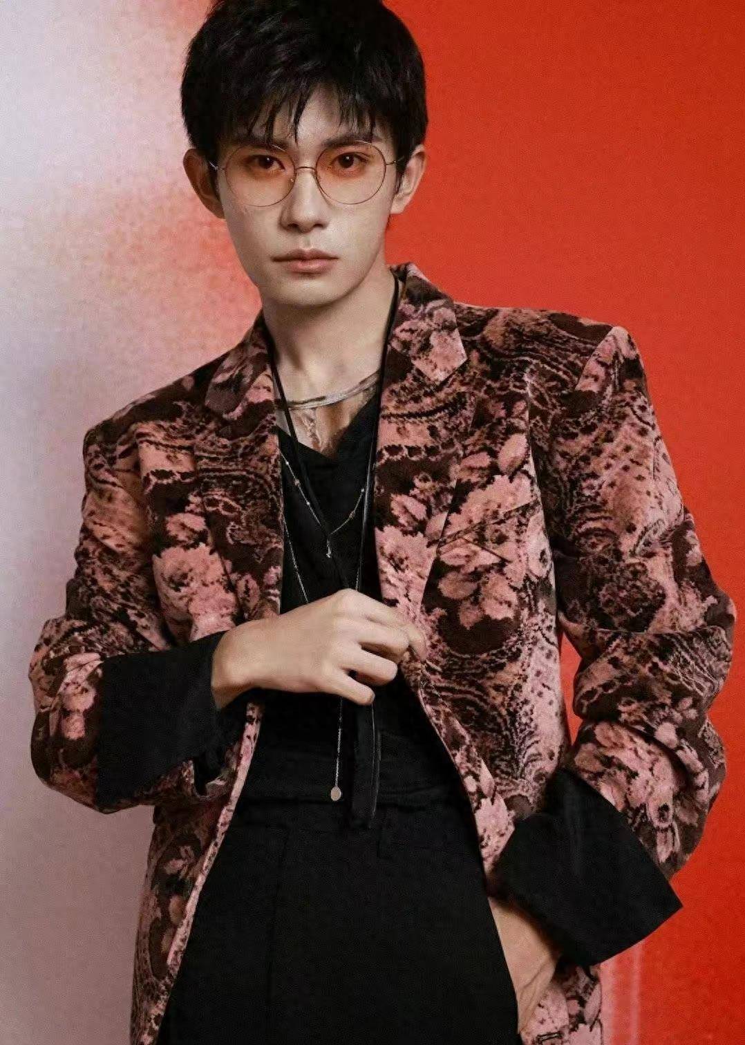 天猫惊喜夜最强阵容,易烊千玺压轴登场,一开口炸了_舞台_观众_年龄段