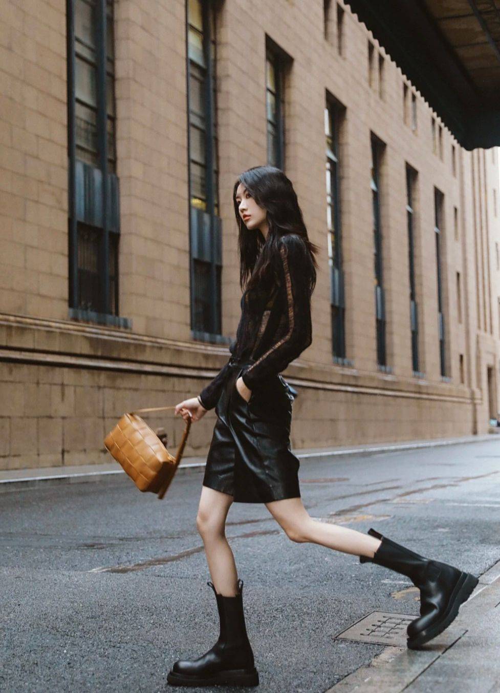 ①烟管靴 皮革阔腿短裤【"烟管靴"应该如何搭配更时髦?