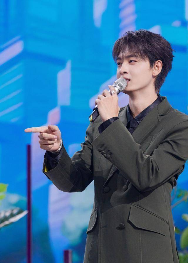 德云社秦霄贤晒写真照,引网友热议,老秦越来越有自己的风格了_郭德纲