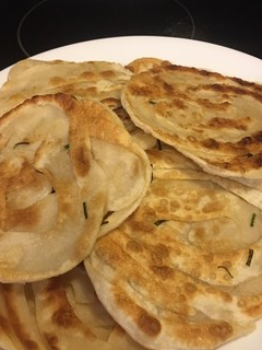 做香酥葱油饼，奶奶有妙招，个个酥脆掉渣，比阿大葱油饼还好吃！(图20)