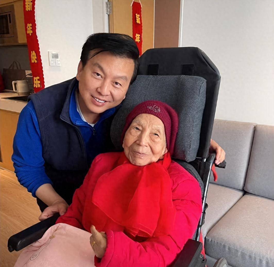 张泽群母亲去世,其回老家含泪送别身形憔悴,妻儿未现身_葬礼_孩子