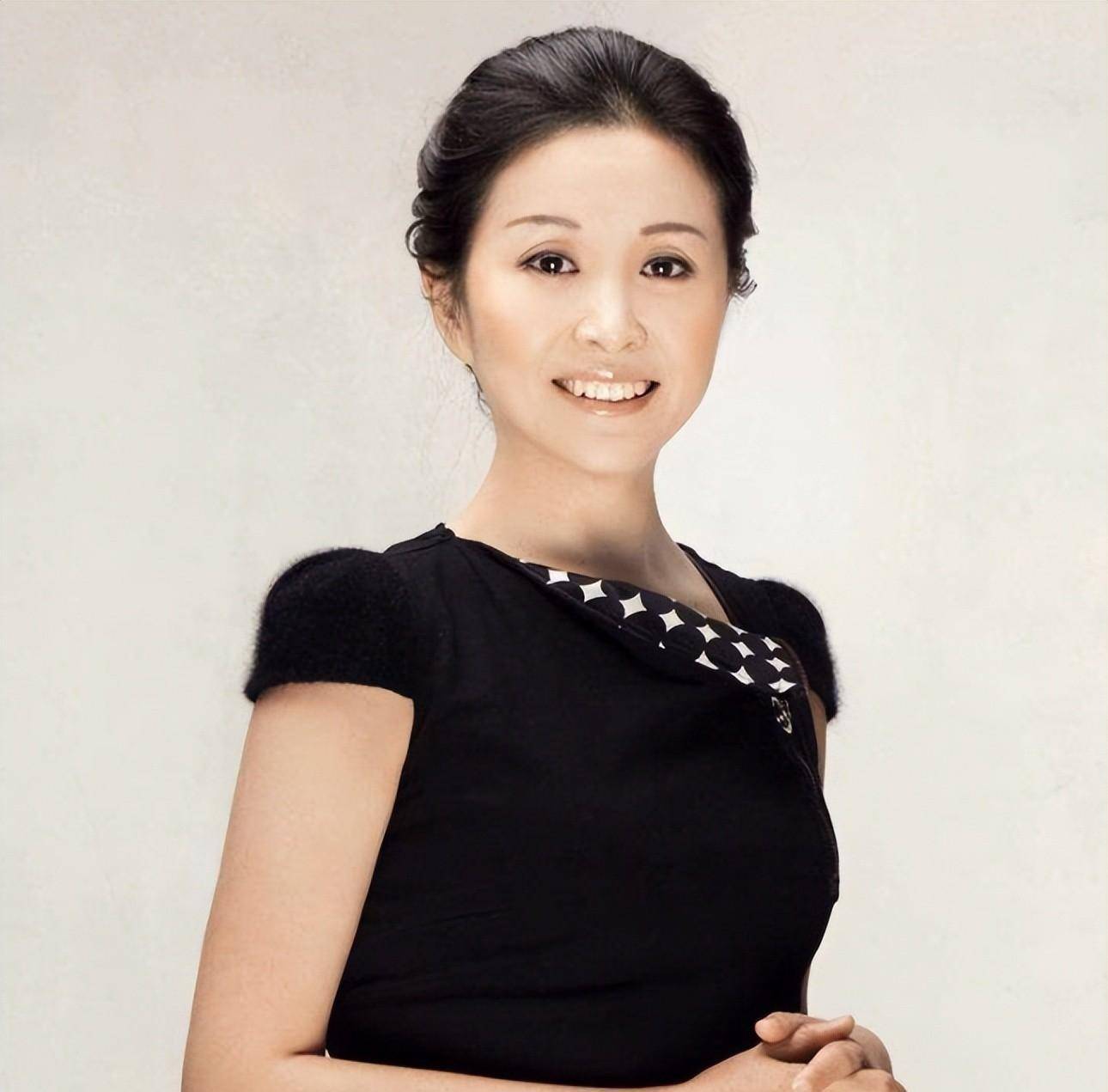 这还是《非诚勿扰》里的导师黄菡吗?