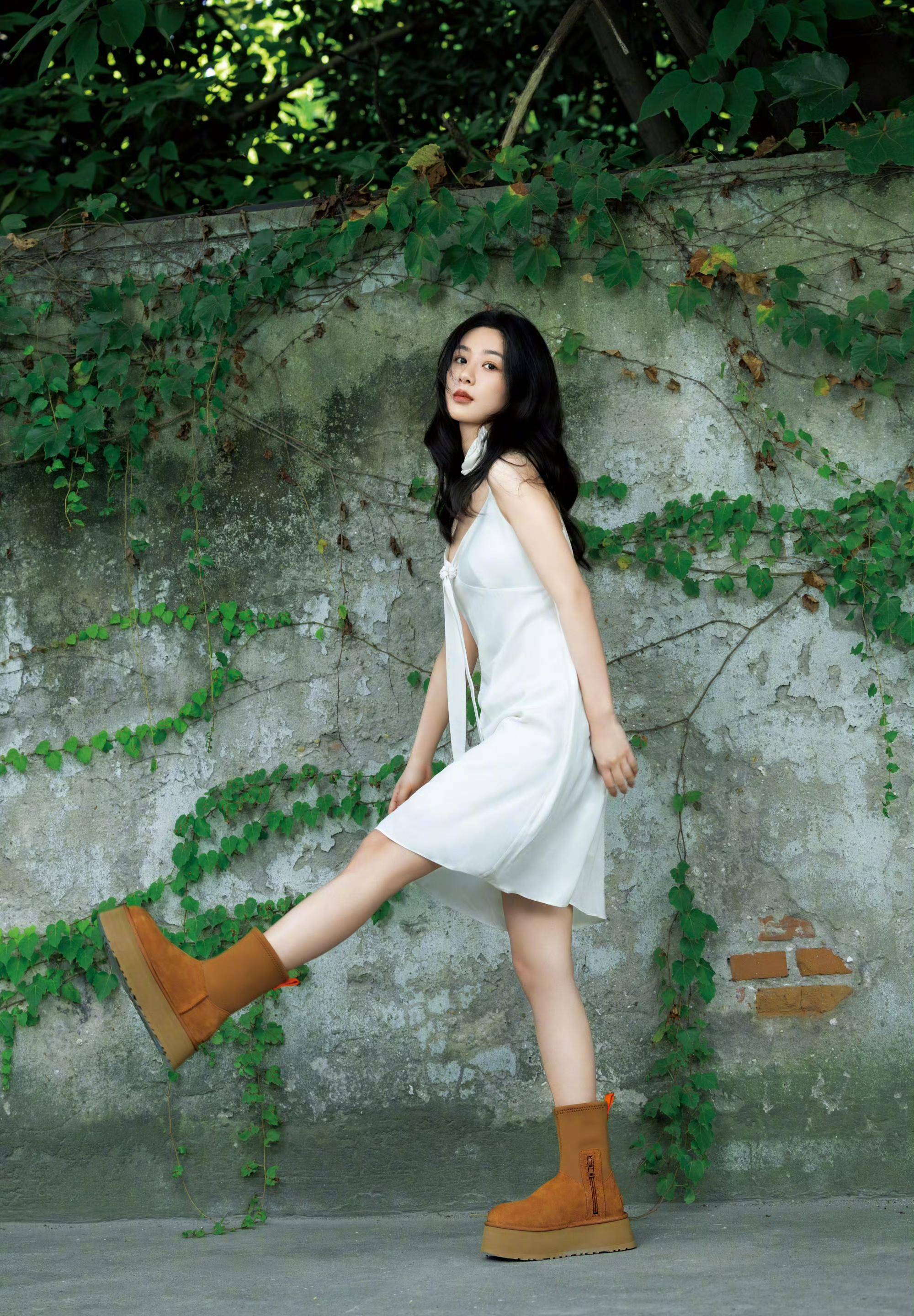杨紫身材修长,身材瘦弱.