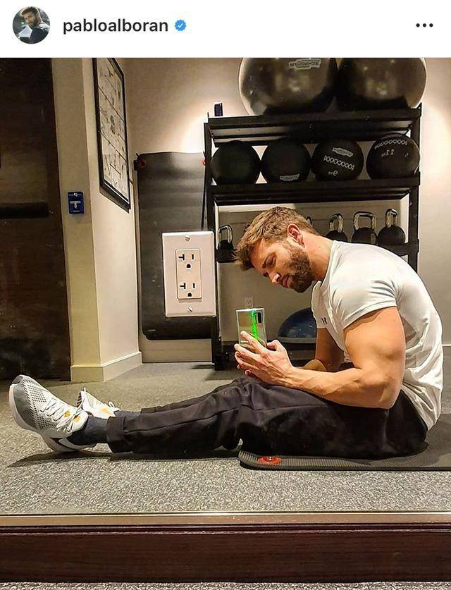 有人猜他和瑞奇·马丁(rickymartin)很亲密,也有人猜他的另一半是造型