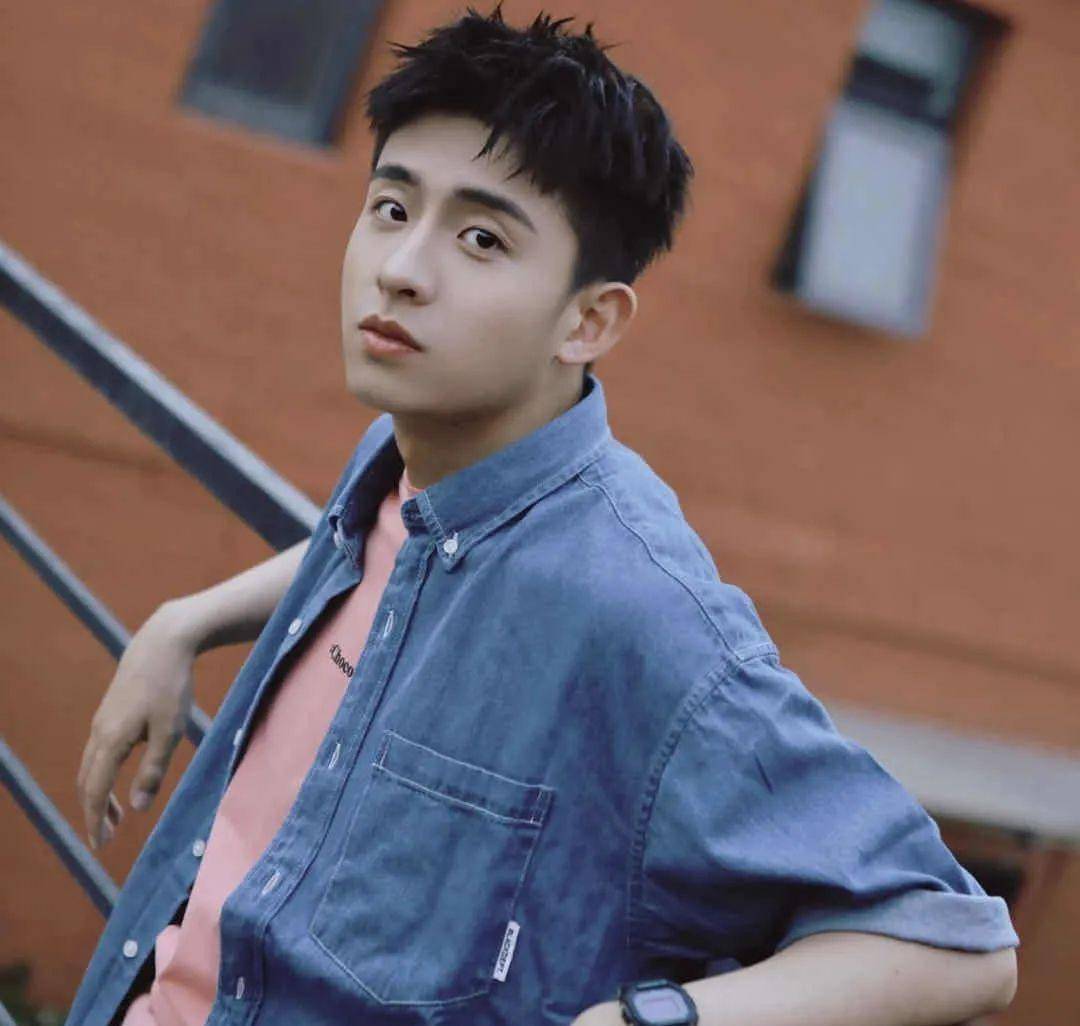 焦迈奇不仅声音极具少年感长相也是聪明可爱,阳光向上的大男孩模样.