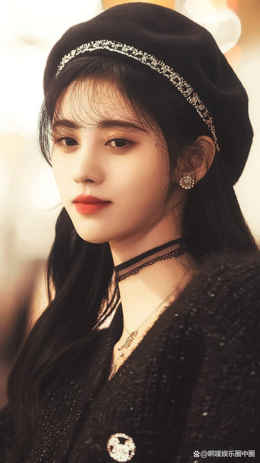 鞠婧祎人美,造型出圈,却无时尚资源