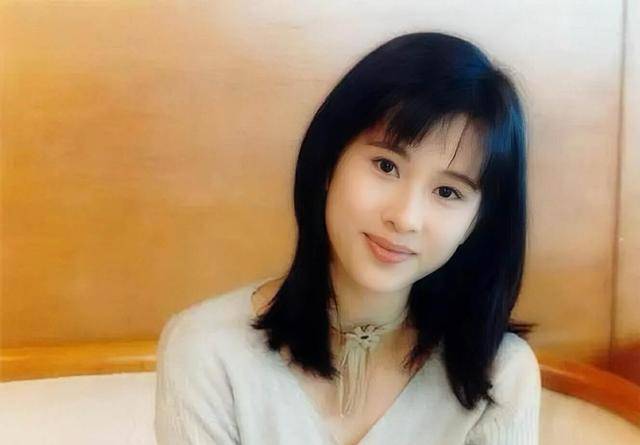 拍剧,角色忠奸难辨背景成谜,短发亮相状态冻龄_文颂娴_周秀娜_安颂贤