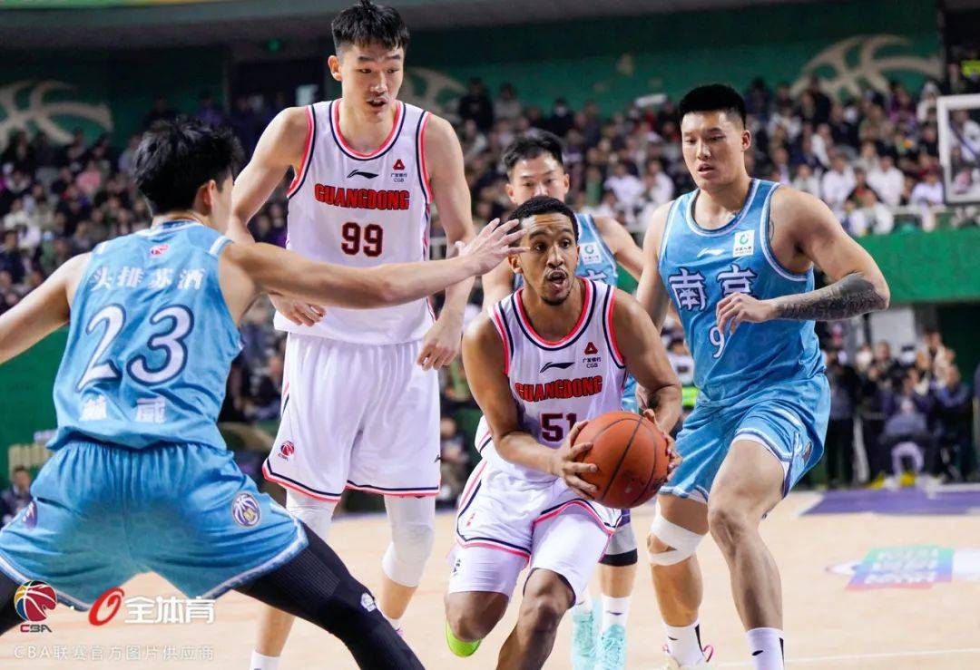 数据方面,广东队6人得分上双.