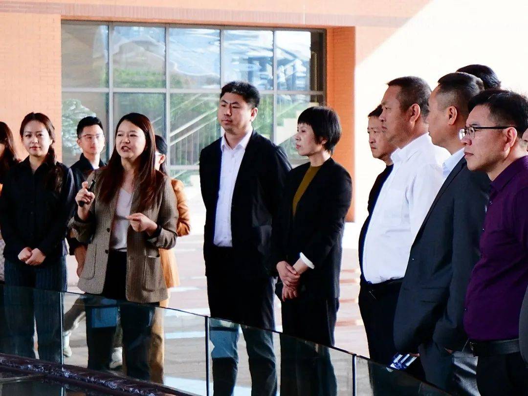 江西省九江市彭泽县教育体育局总督学汪春霞一行到海亮素质教育集团