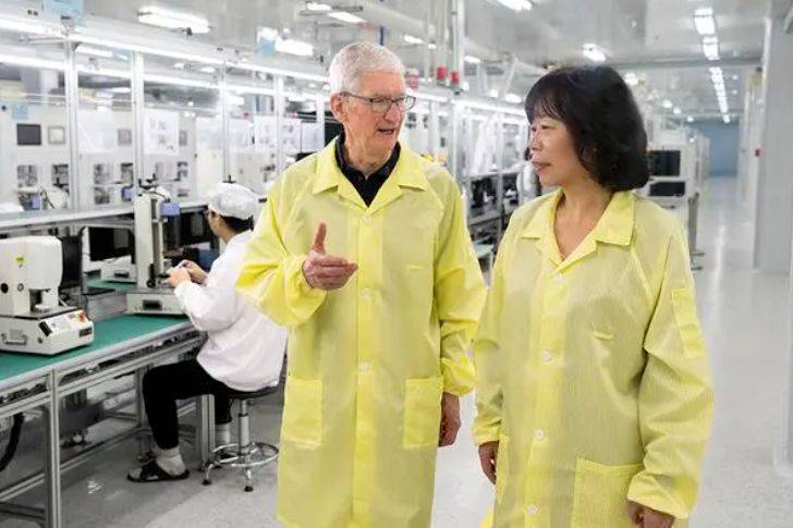 10月18日,立讯精密董事长王来春陪同苹果ceo库克参观了自家工厂,该