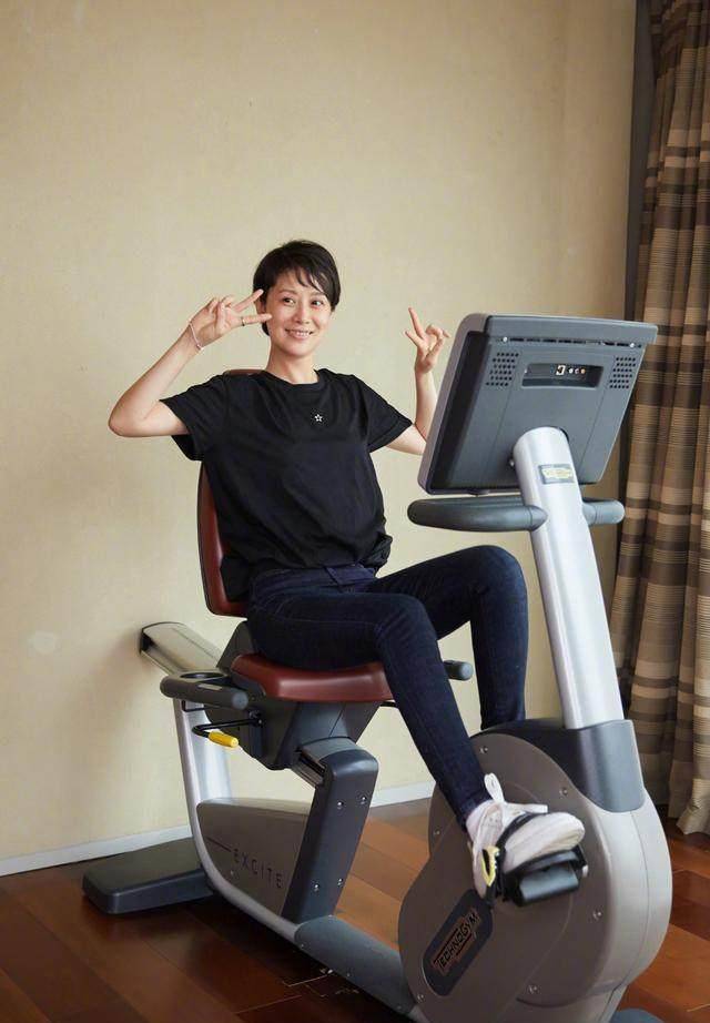 这么好的身材是怎么保持下来的,这个少不了的就是健身运动了,海清也是