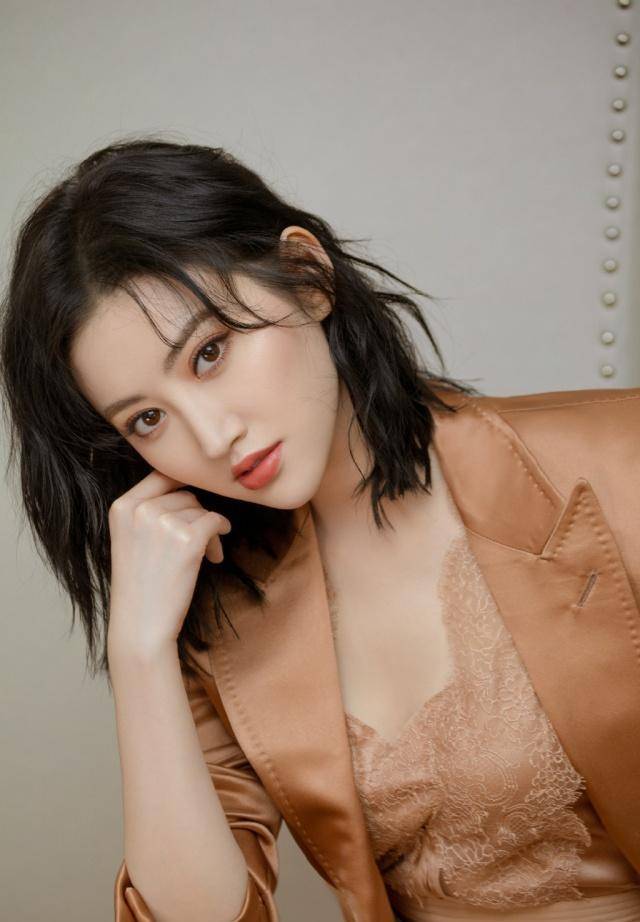 景甜终于换新发型,披肩发配卡其色西服简单又时尚,气质都不一样