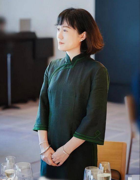 久居日本的翁帆参加上流聚会,穿改良旗袍尽显东方美,气质好惊艳