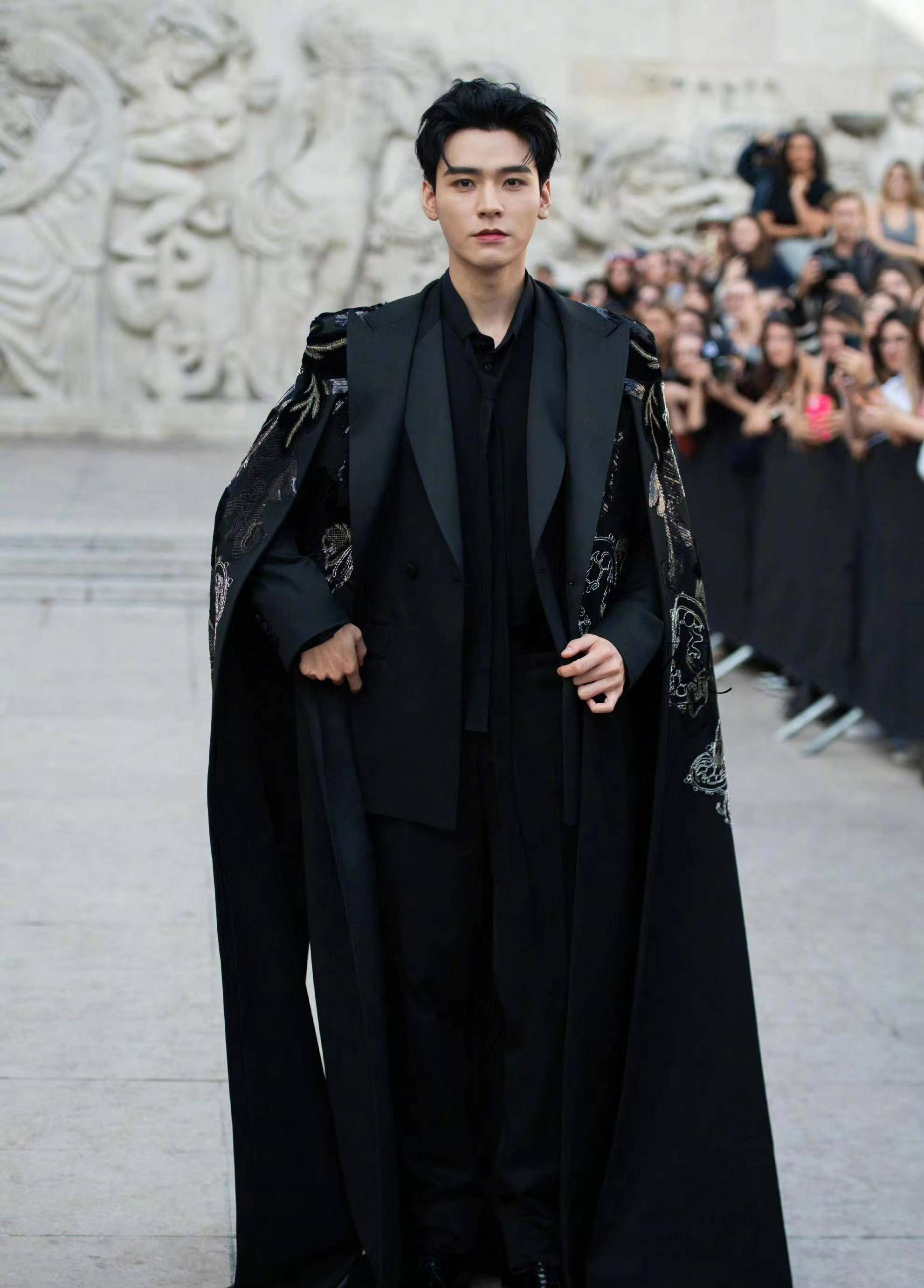 没想到,龚俊这一次却让我大吃一惊,时装周"学生形象"火遍全网,太帅了