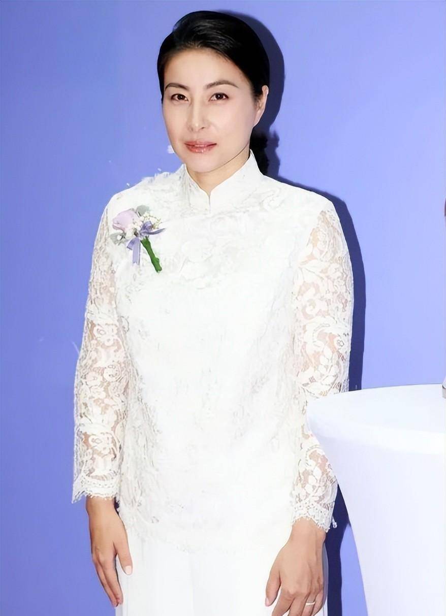 郭晶晶震惊国际舞台!穿汉服如中人画般优雅,让世界见证东方之美