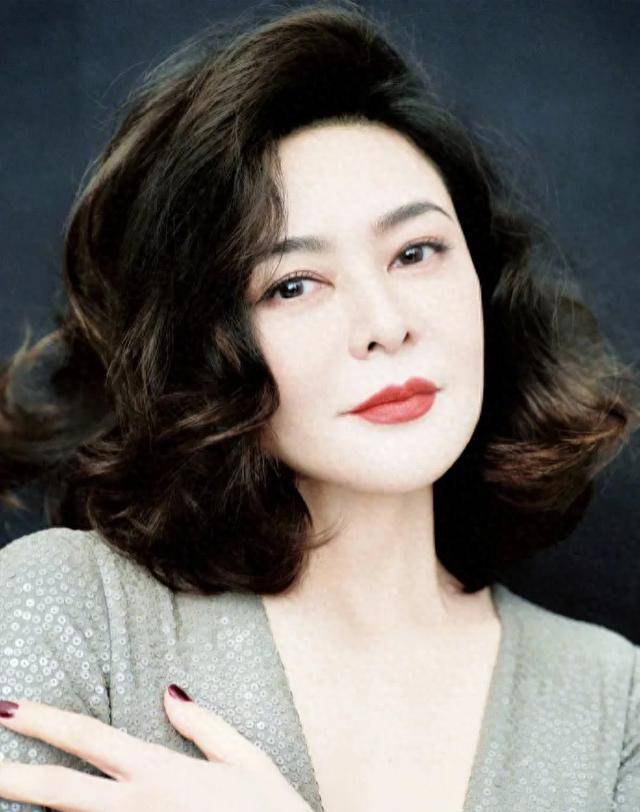 老牌香江美人关之琳"出山炫美"!