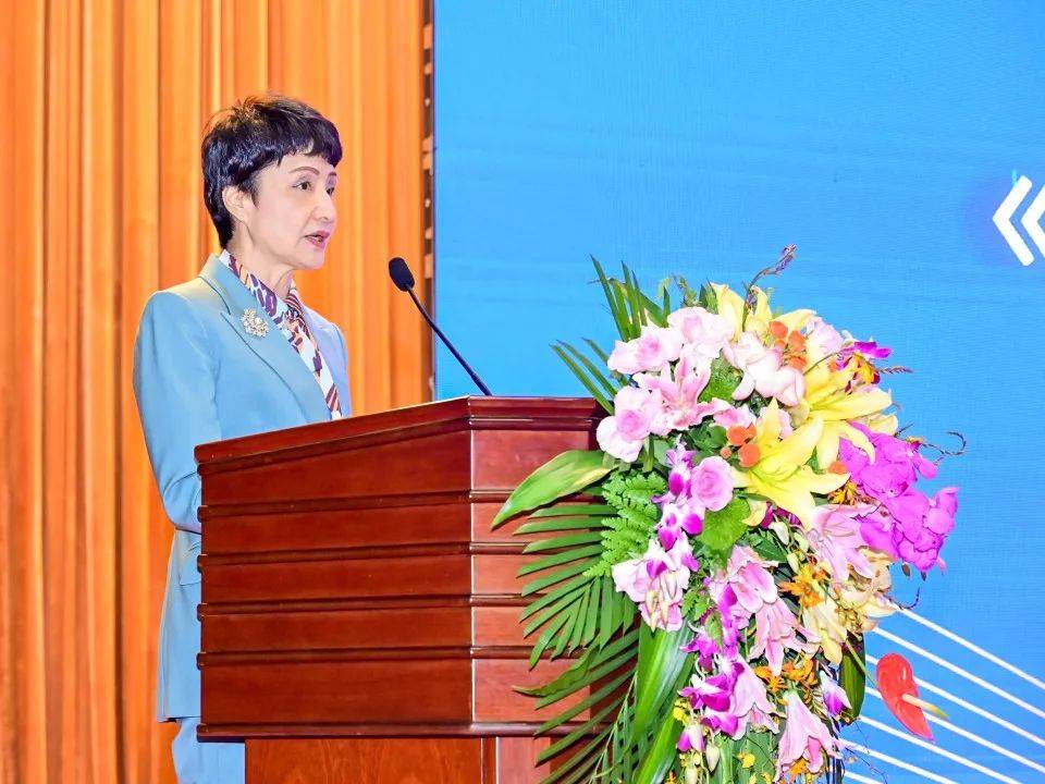 黎洁监事长做昆明市饭店行业协会第五届监事会工作报告▲肖斌副会长