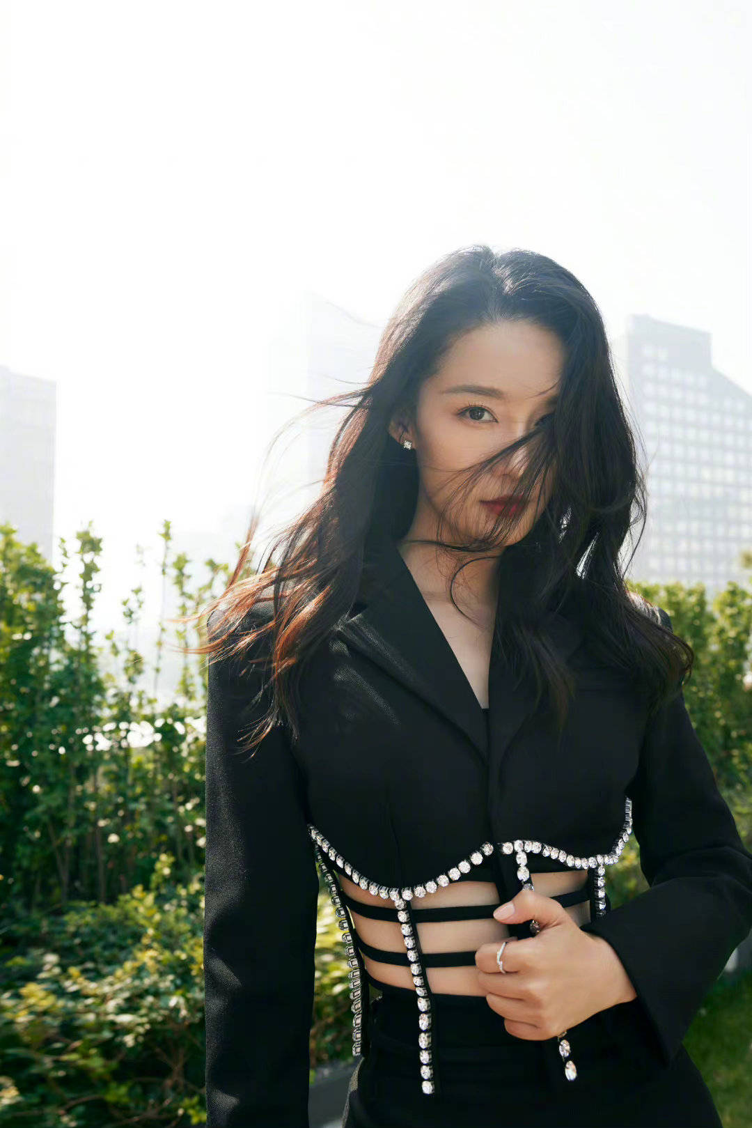 李沁很会玩噱头,穿西装裙还要"挖个洞",绑带凉鞋大秀细长双腿_时尚