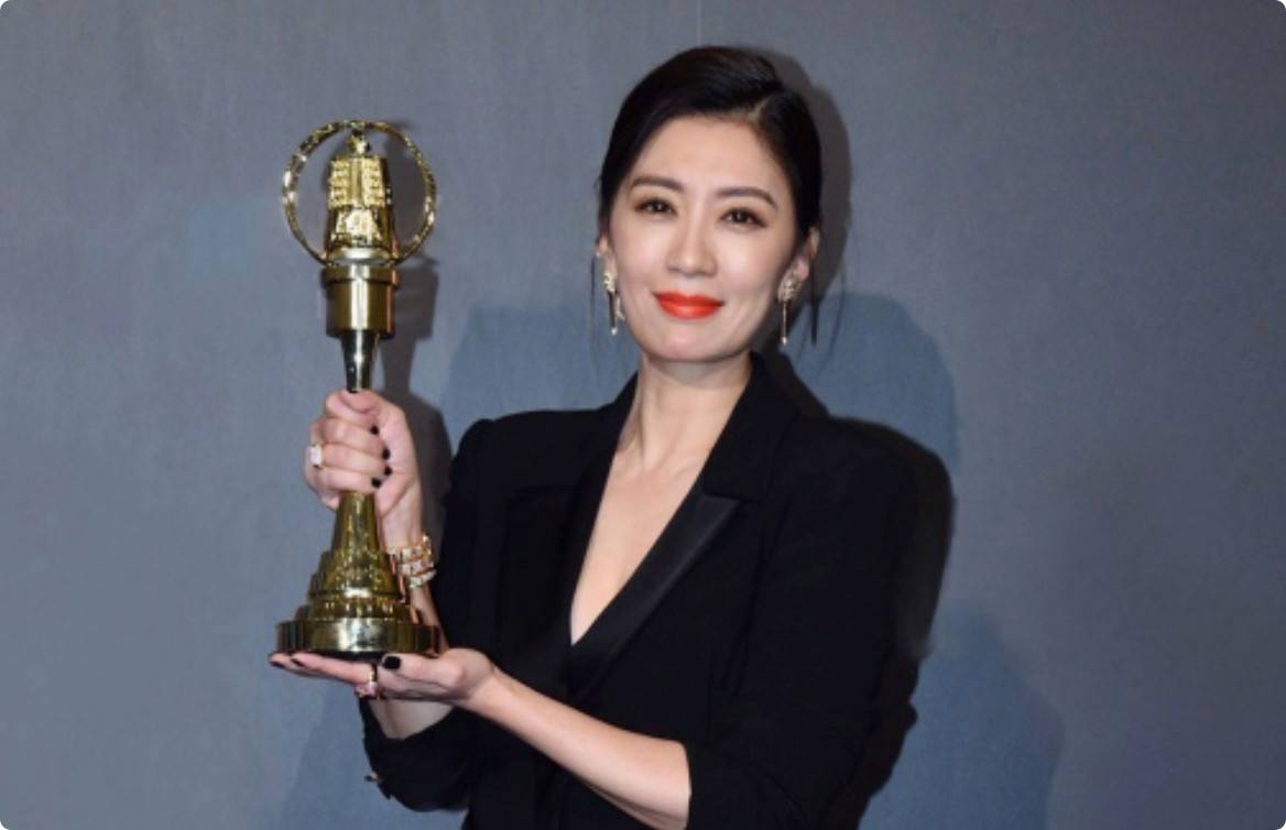 49岁贾静雯和小24岁鲜肉演姐弟恋,吻戏引热议:演母子都不为过