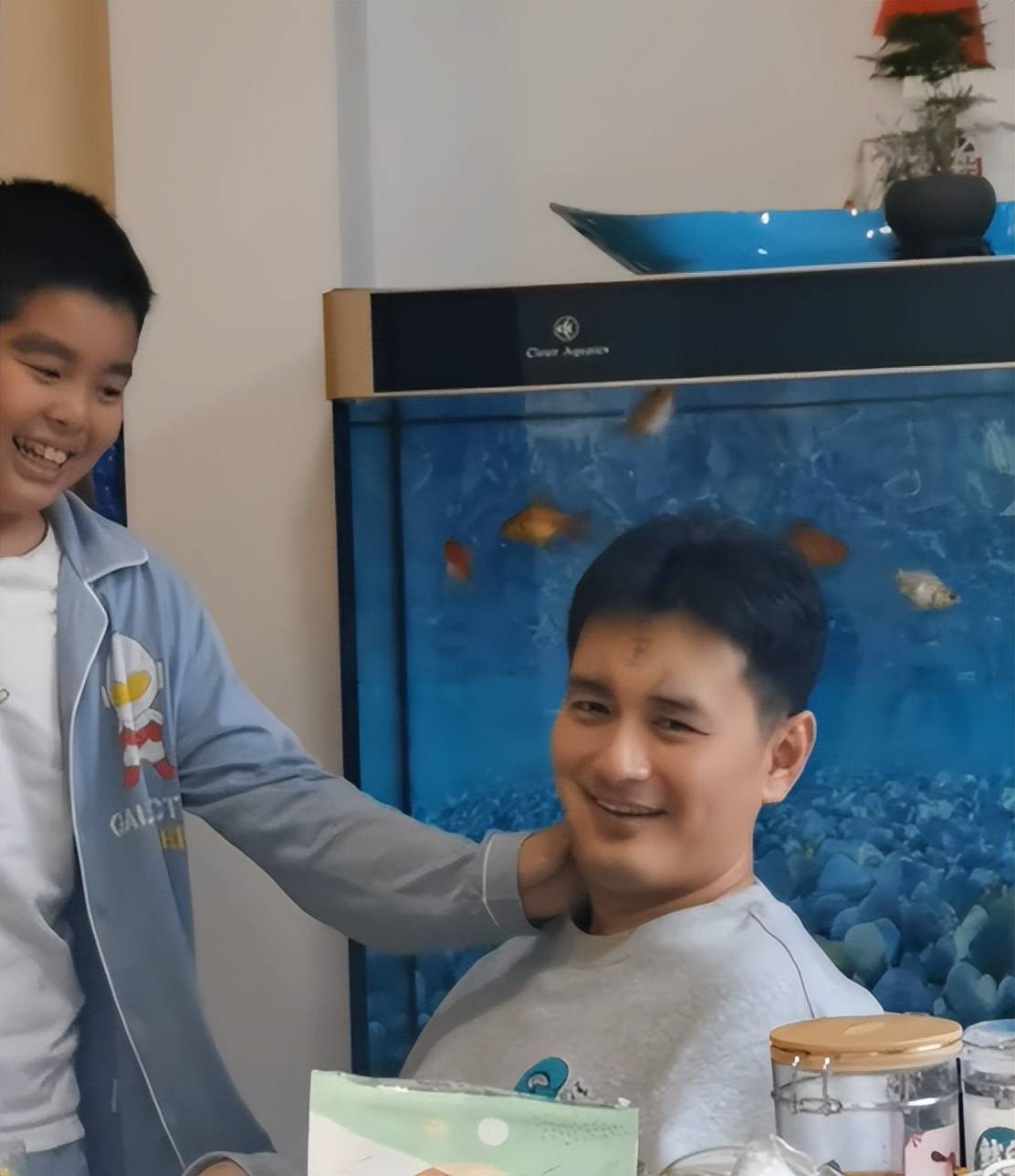 王媛可的老公王雨居然出镜了,他一个人带着两个双胞