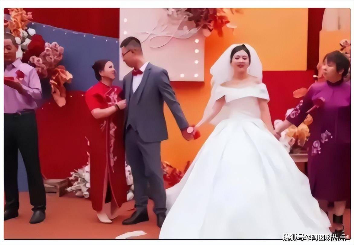 男子婚礼和妈妈搂搂抱抱,新娘脸上都不装了,观众表情也很寻味_新郎