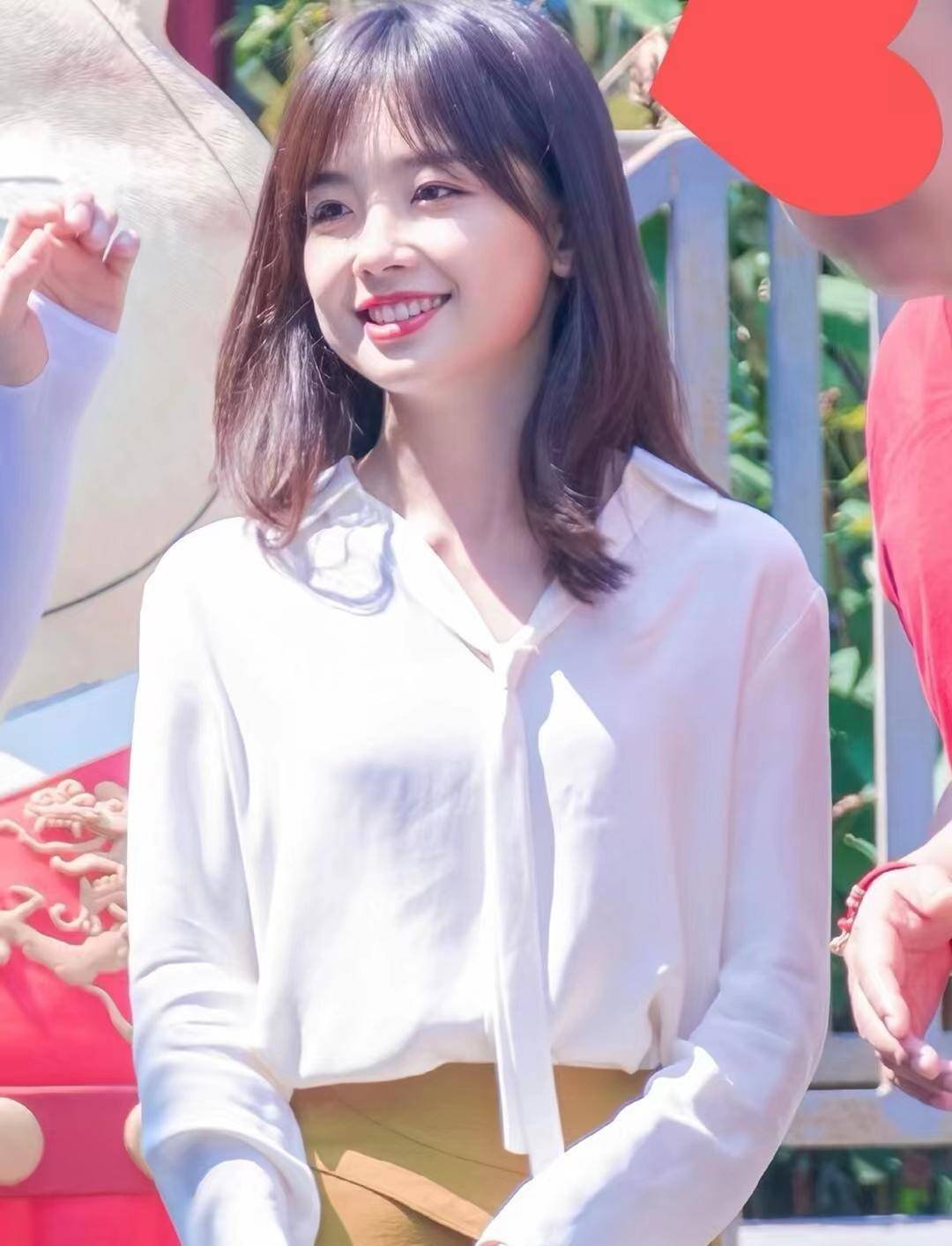 王冰冰现身中国传媒大学,笑容甜美引关注_观众_工作_形象