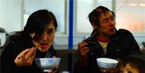 24岁哈萨克斯坦美女,嫁45岁四川农民工,婚后住工地笑称:很幸福_米哈娜