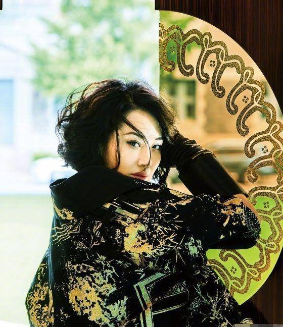 许晴一身红色亮片西装走红毯,优雅又有气质,气场全靠衣品撑着_发型