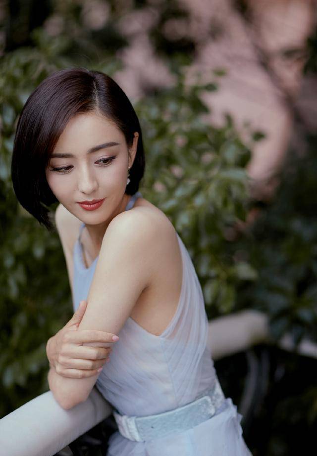 34岁佟丽娅剪了摩卡波波头发型,秒变成18岁少女,衣服品味开挂_裁剪