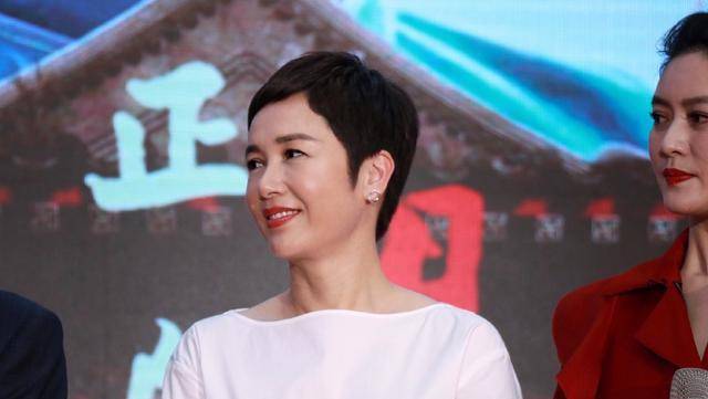 49岁蒋雯丽剪款短发减龄提气质,搭配黑色衬衫又帅又酷,气场开挂_明星