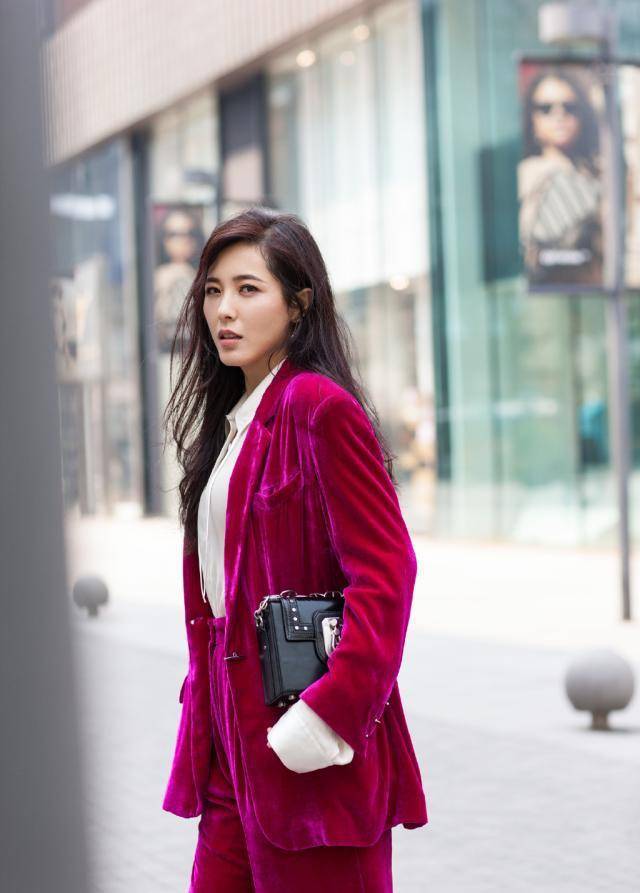 曾黎聊斋最美"女鬼",红色灯芯绒职业装,优雅又霸气的都市丽人_气质