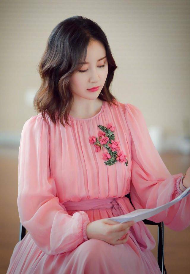 舒畅的这款发型就很时尚,优雅大气又减龄_摩卡_女明星_造型