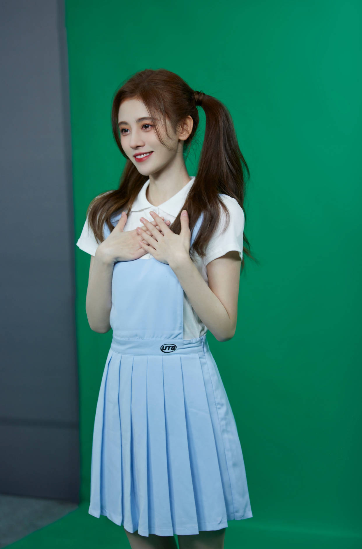 因为鞠婧祎的身材非常娇小,而且长相少女感也比较强,所以她经常会穿