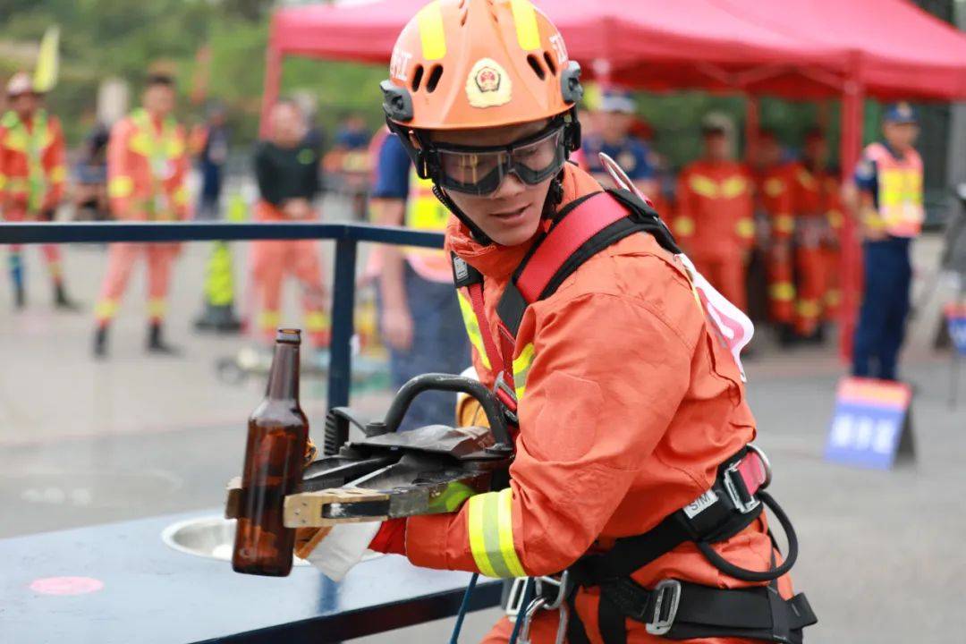 "中国消防忠诚卫士"贺慧果:要当就当最好的消防员_训练_灭火_救援