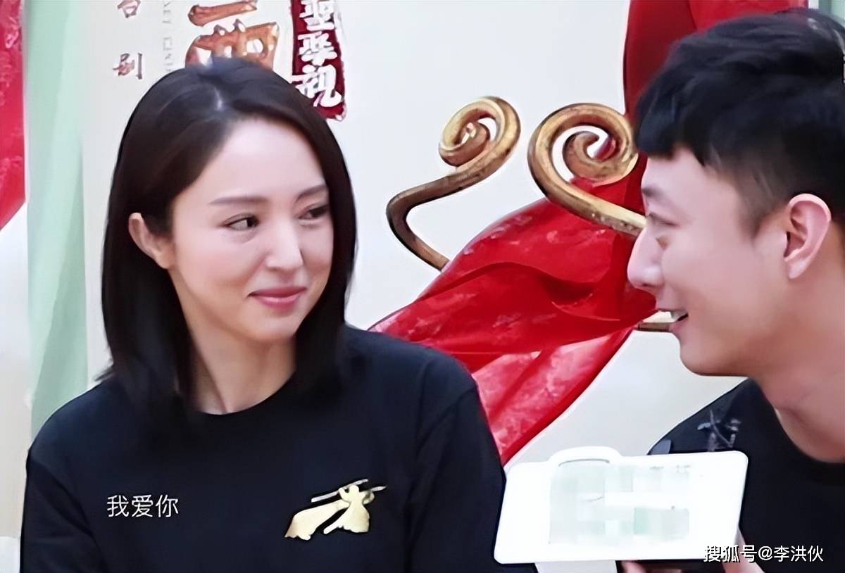 也是因为董璇,大家对苏小玎的熟悉度增加,但没想到除了董璇,苏小玎又