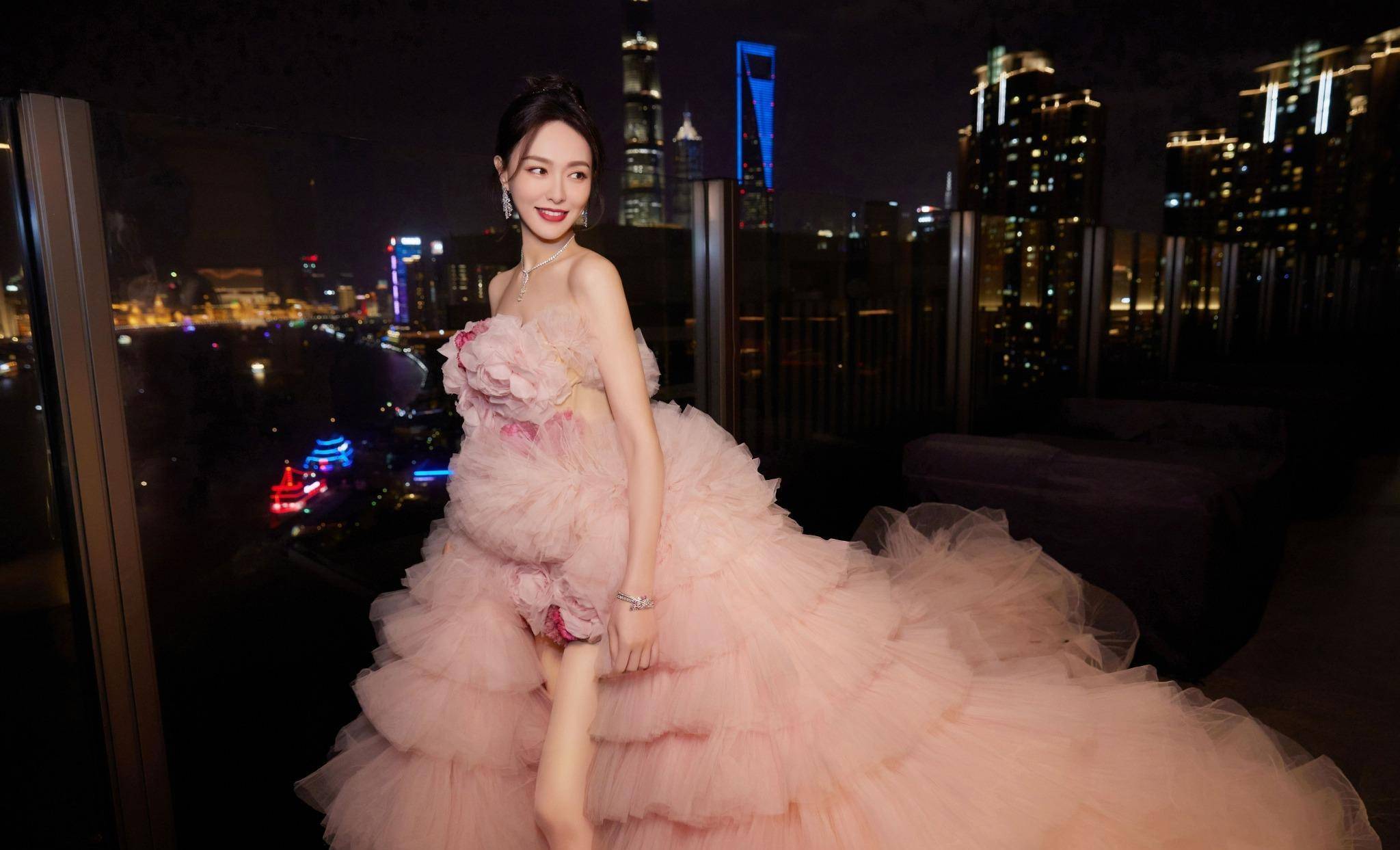 唐嫣穿着她超蓬松的粉色,可爱又优雅,为她量身定做的