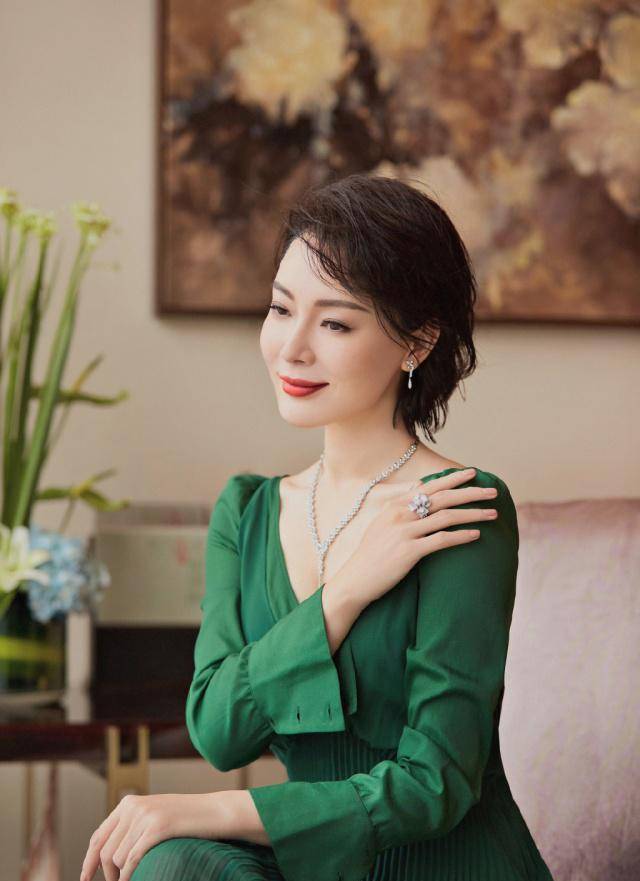 42岁陈数这气质是无敌了,只是把头发留长一点,更加有女人味_发型_短发