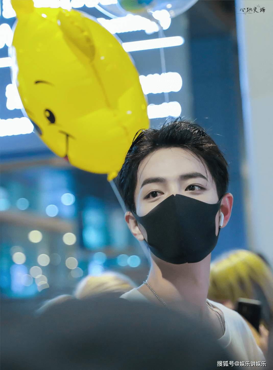 肖战有足够的耐心处理人情世故,有足够的毅力去面对网络上的黑子传言