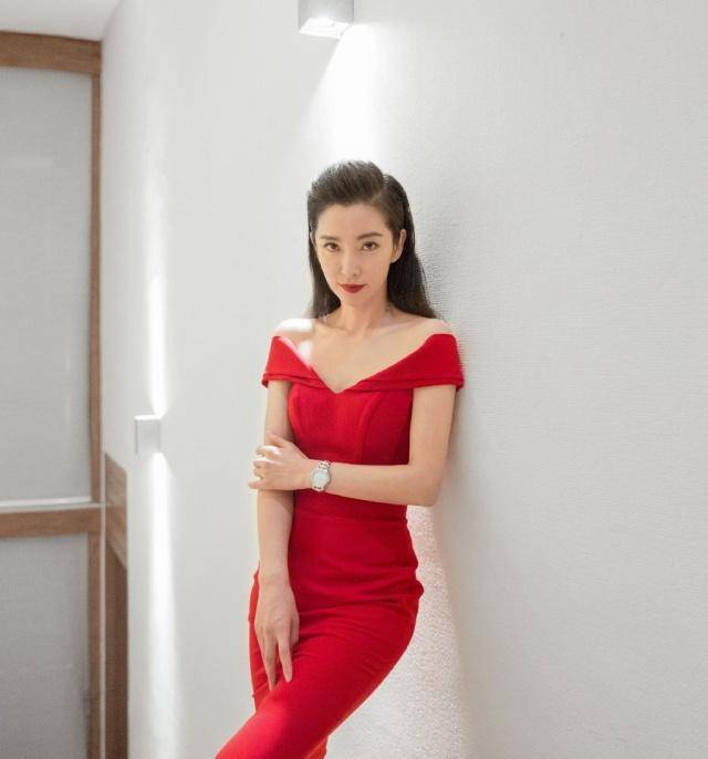 45岁 的李冰冰硬是活成20岁小姑娘,一袭红色裙性感撩人,美腻了_连衣裙