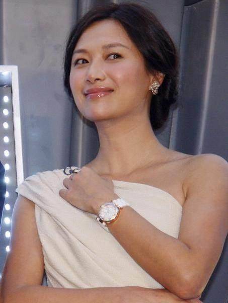 徐静蕾这个名字早已从娱乐圈消失了.我想每个人都记得才女.