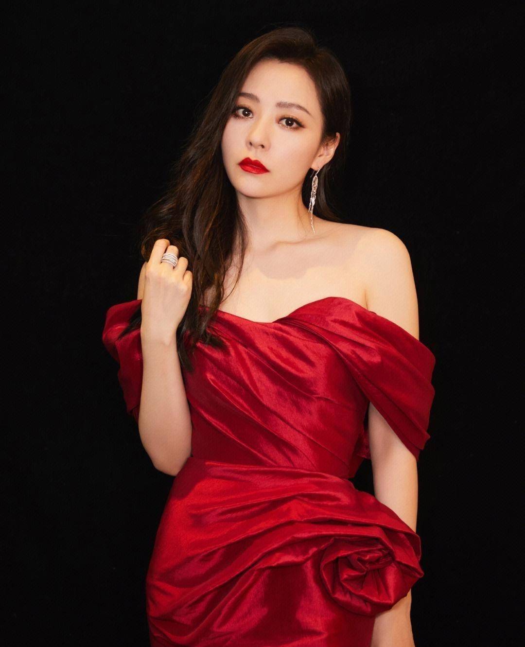 39岁张靓颖,绝代女神啊!会唱歌还如此性感饱满!_音乐_才华_比赛