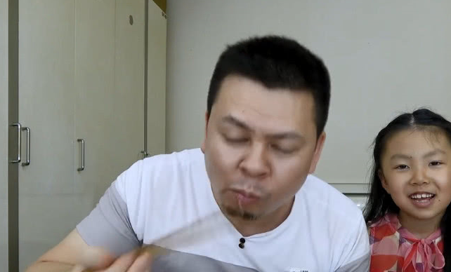 父女俩炸牛奶来吃,但牛奶被炸糊了,牛奶:觉得还能被抢救一下(图4) 父女俩炸牛奶来吃,但牛奶被炸糊了,牛奶:觉得还能被抢救一下(图4)