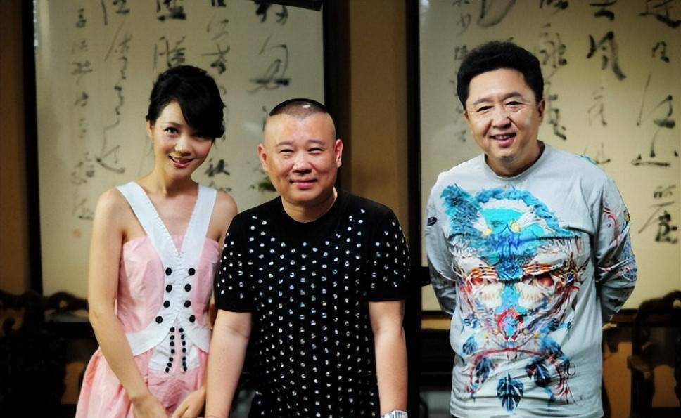 51岁周群晒老公照片,龅牙大嘴鹰勾鼻,怪不得从不公开_郭德纲_节目