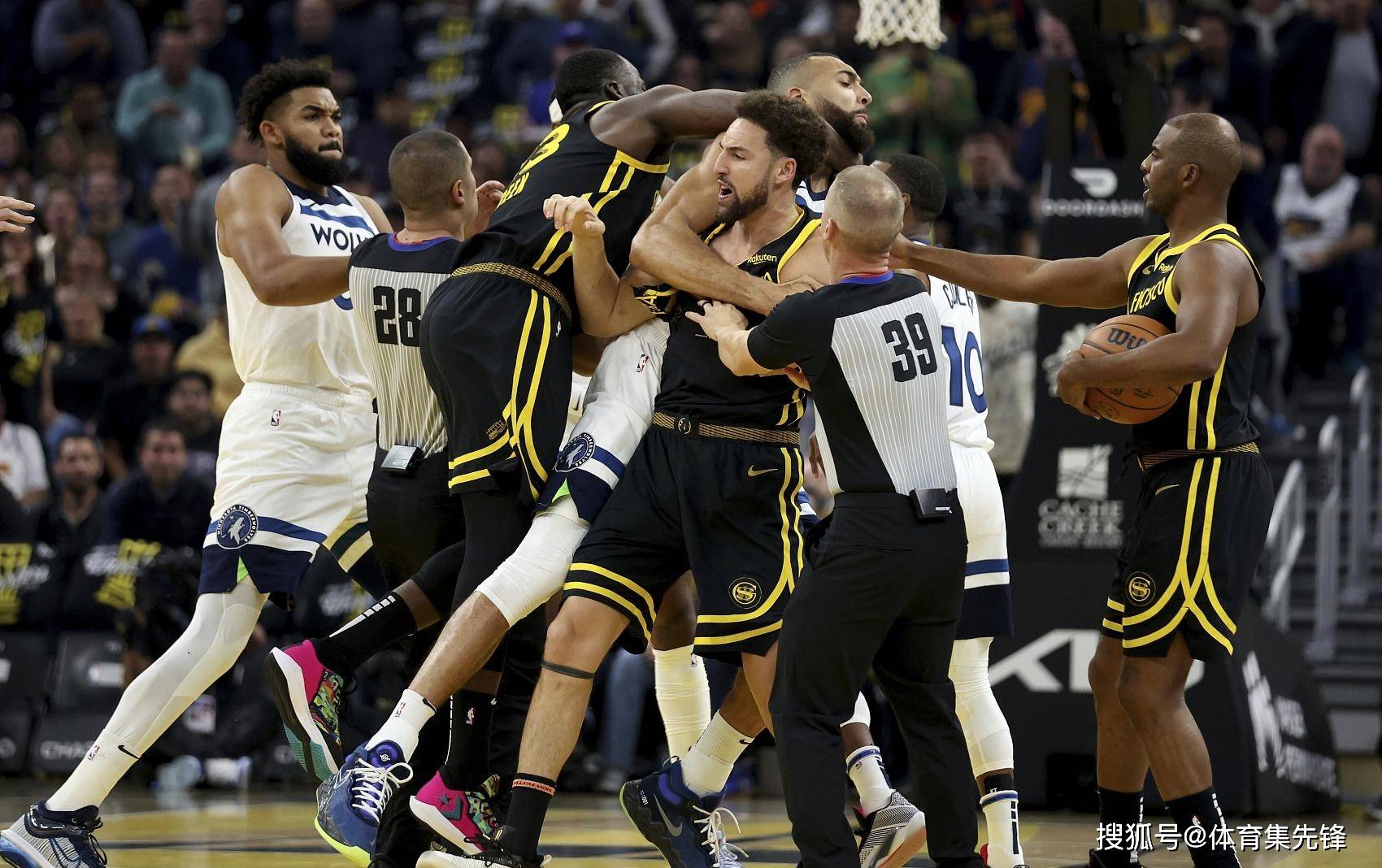 nba季中赛打架日,格林锁喉戈贝尔,麦克丹尼尔斯拉拽克莱,浓眉顶牛贝恩