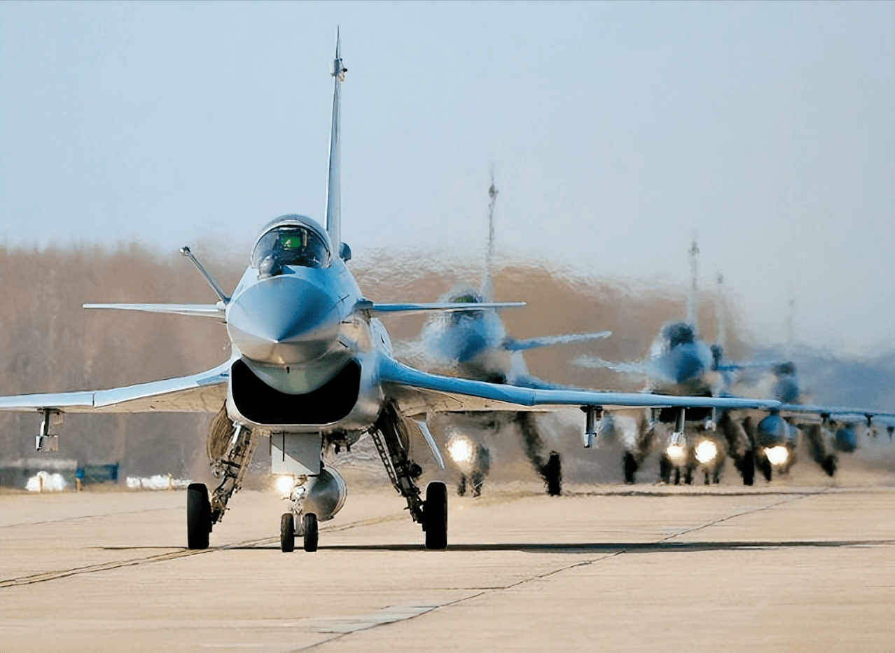 中国歼-10c战机,加挂一款神秘"光杆"导弹,网友:这是什么?