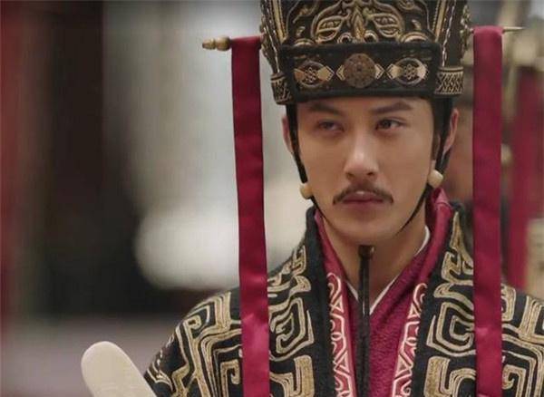 第二年,赵王司马伦逼司马衷退位,自立为帝.