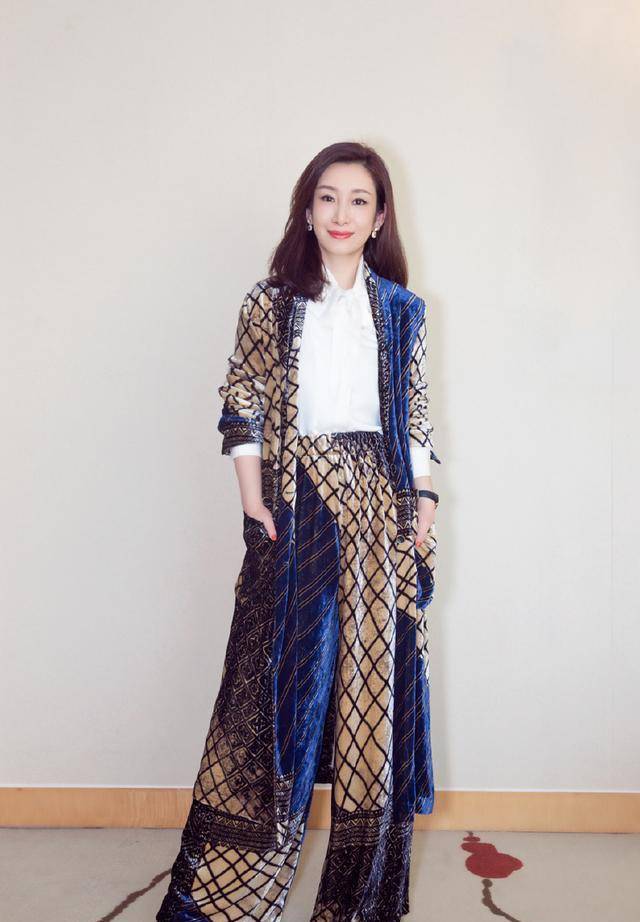 秦海璐身穿粉色连衣裙亮相,满屏少女感,网友:确定有40岁了?